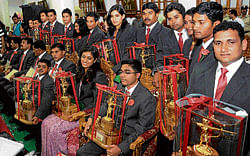 happy bunch: Karnataka athletes pose with their mementos during the awards function at the Vidhana Soudha. DH&#8200;PHOTO