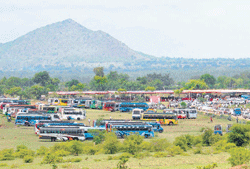 good drought: BJP workers and the buses in which they came to attend a party convention at Chikkamballi in Nanjangud taluk of Mysore district on Thursday. dh photo