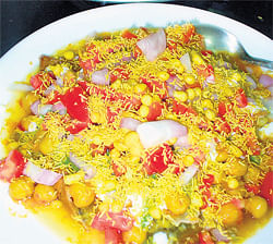 crisp A plate of samosa chaat.