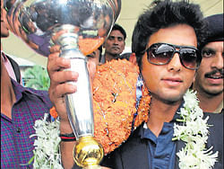 Unmukt Chand bats his way to second year
