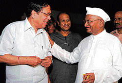 Activist Anna Hazare interacts with former Lokayukta  Justice Santosh Hegde at the Jindal Naturopathy Centre in the City on Saturday. DH photo
