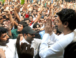 Raj Thackeray threatens to shut Hindi channels misquoting him