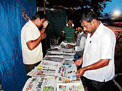 A newspaper vendor engaged in trade in Malur. DH Photo