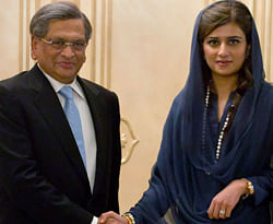 Indian Foreign Minister S.M. Krishna, left, shakes hands with his Pakistani counterpart Hina Rabbani Khar, prior to their meeting in Islamabad, Pakistan on Saturday, Sept. 8, 2012. Krishna arrived in Pakistan for talks, the latest sign of a thaw in relations between two countries that have fought three major wars against each other. AP
