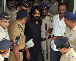 Cartoonist Aseem Trivedi, (C) who has been arrested on sedition charges, is escorted out of the Bandra Metropolitan Magistrate court in Mumbai on September 10, 2012. Campaigners in India demanded on Monday the release of a cartoonist arrested for sketches lampooning government corruption, saying his detention proved that freedom of expression was being trampled. AFP PHOTO/ INDRANIL MUKHERJEE