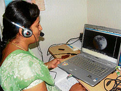 A teacher at a government school in Bangalore uses open source tool. dh photo