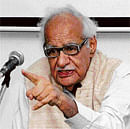 Kuldip Nayar speaks at a programme in the City on Friday.  DH Photo