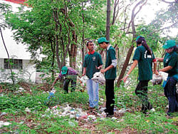 Dedicated Students cleaning Vivekananda Park.
