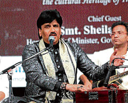 tribute Zulfiqar Khan Sabri mesmerised the audience with Jagjit Singhs popular songs.