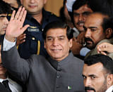 Pakistani Prime Minister Raja Pervez Ashraf (C) waves upon his arrival at the Supreme Court in Islamabad on September 18, 2012. AFP