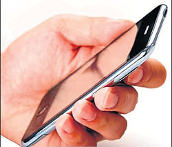 New mobiles could be as thin as credit cards