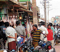 A heavy rush at the meat market in Srinivaspur on Thursday. dh photo