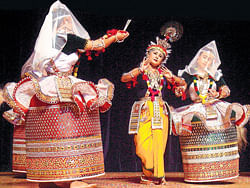 classical Raslila, a feminine jagoi, a style of Manipuri dance. photo courtesy wikimedia commons
