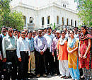 Veterinarians assemble at deputy commissioners office in Mysore on Saturday to submit mass resignation.  dh photo