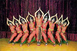 moves Saroja Vaidyanathans troupe (above) and Shijith Nambiar (top right) to perform at Old Fort.