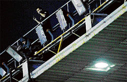 blackout: Electricians try to fix the floodlights that went off before  Reals tie against Vallecano on Sunday. AFP