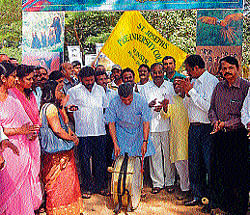 Chairman of Save Western Ghats Task Force Ananth Hegde Ashisar, MLA M P Manjunath and others inaugurate the jatha marking the launch of save Lakshmanatheertha campaign, in Hunsur on Monday.  dh photo