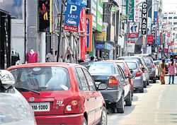 chaotic Many people feel that alternate-side parking on Commercial Street has not eased traffic. dh photo by janardhan b k