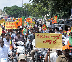 Protests continue over release of Cauvery River water. DH Photo