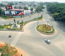 A view of the D Devaraj Urs Circle (Khodays Circle) during the bandh on Saturday. DH photo