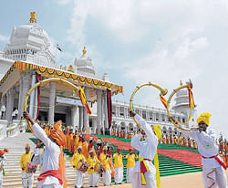 Artistes perform in front of Suvarna Vidhana Soudha to welcome President Pranab Mukherjee on Thursday. DH Photo