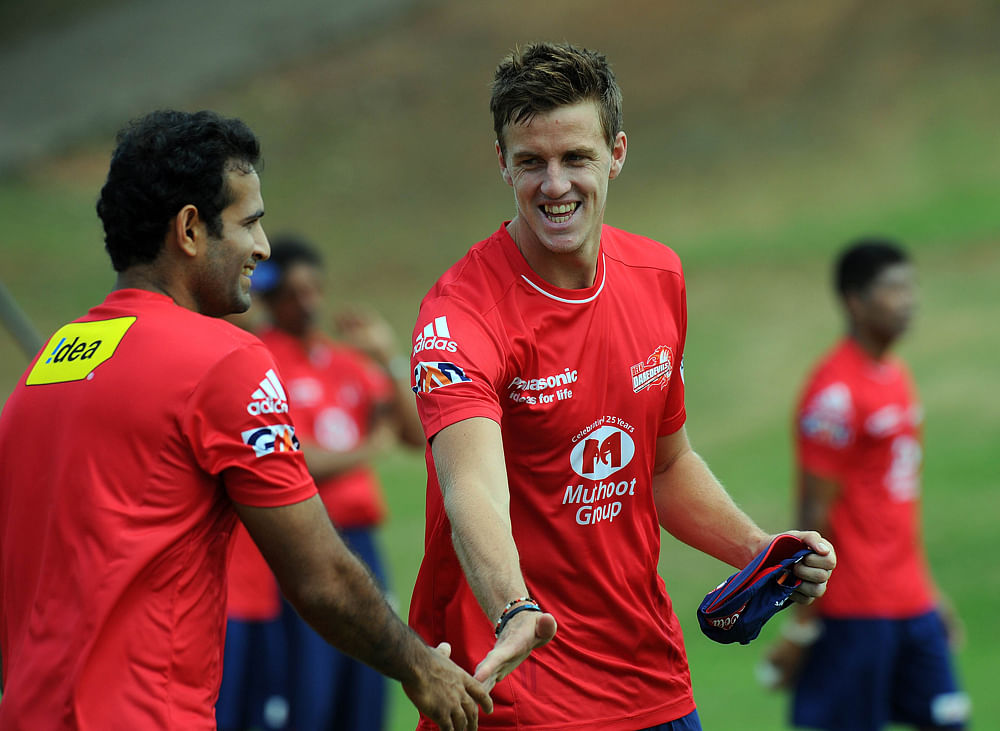 Delhi Daredevils cricketers Irfan Pathan (L) and Morne Morkel touch hands during training at Wanderers Stadium in Johannesburg ahead of the Champions League T20 (CLT20) against the Kolkata Knight Riders on October 13. AFP PHOTO