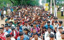 Youth seeking a career in Army line up at the recruitment rally in BEML Nagar, Kolar Gold Fields, on Saturday. DH Photo