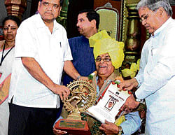 Honoured: Senior artiste Dingri Nagaraj receives the  Karnataka Nataka Academy award for 2011-12, from Chief Minister Jagadish Shettar and Kannada and&#8200;Culture Minister Govind Karjol, in Hubli on Saturday.  DH Photo