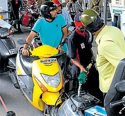 Motorists queue up at a petrol bunk on Mysore Road in Bangalore on Monday. DH PHOTO