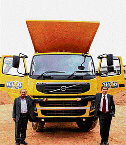 (Left)Vinod Aggarwal-CEO of VE Commercial Vehicles Ltd with Philippe Divry, MD of Volvo India