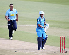 Azhar Mahmood (L) celebrates the wicket of Henry Davids of the Titans during the Champions League T20 (CLT20) cricket match between the Nashua Titans (South Africa) and the Auckland Aces (New Zealand) at the Sahara Park Kingsmead in Durban on October 17, 2012. AFP PHOTO