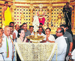 in devotion UPA Chairperson Sonia Gandhi inaugurates centenary celebrations of Kudroli Gokarnanatheshwara temple on Thursday. DH photo