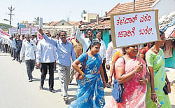 Members of Akhila Bharata Anche Elakethara Naukarara Sangha took out a rally in Chamarajanagar. dh photo