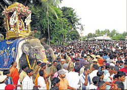 tradition: Elephant&#8200;Abhimanyu carries the wooden howdah with the idol of Goddess Chamundeshwari inside at Srirangapatna Dasara on Saturday. dh photo