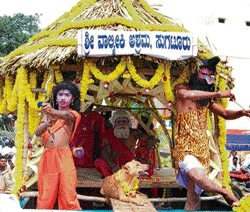 Boys from the Valmiki Ashram at Sugatur dress up as Ekalavya, Valmiki and Bedara Kannappa for the procession in Kolar . DH photo