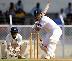 Cook ton leads Eng resistance