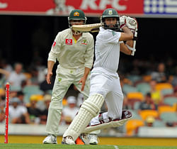 South African batsman Hashim Amla (R) plays the ball during the first cricket Test between South Africa and Australia at the Gabba ground in Brisbane on November 9, 2012. AFP PHOTO