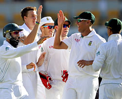 South Africa's Morne Morkel (2nd L) and his teammates celebrate the dismissal of Australia's Ricky Ponting during the first cricket test match at the Gabba in Brisbane November 11, 2012. REUTERS