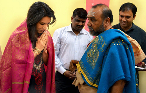 New Delhi: File Photo - Tulsi Gabbard, the first Hindu American to be a member of the US House of Representatives , prays in a temple in Washington. PTI Photo