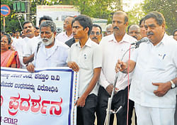 MLA Ramanath Rai addresses the protesters to flay scribes arrest in Mangalore on Tuesday. DH photo