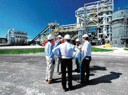 tECHNICAL PROGRESS: Ineos executives tour the company's new plant, where wood and woody garbage will be converted to ethanol, in Vero Beach, Florida. NYT