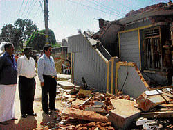 Special tahsildar P Jayamadhava visits Robertsonpet,  Kolar Gold Fields, and inspects the debris of the house that collapsed on Thursday. dh photo