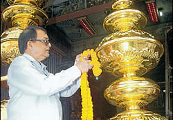 Acharya Kishore Kunal,  secretary of the Mahavir Sansthan Nyas Samiti, with the gold kalash in Patna.  Mohan Prasad