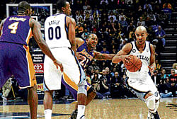 SKILFUL: Memphis Grizzlies Jerryd Bayless (right) tries to dribble past LA Lakers Chris Duhon during their NBA game  in Memphis on Friday. AP