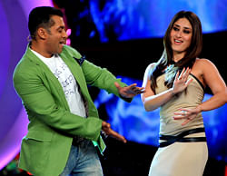 ndian Bollywood actress Kareena Kapoor (R) performs a song with actor Salman Khan on the set of a television show during the promotion of their forthcoming Hindi film Dabbang 2 in Lonavala some 50kms south-east of Mumbai late November 30, 2012. AFP