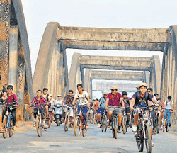 Participants riding on the Kuloor bridge towards the end point.
