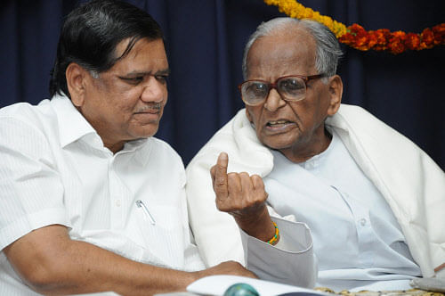 Chief Minister Jagadish Shettar and Patil Puttappa at a function in Hubli recently.  DH Photo