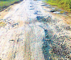 Road at Kadanoor is in a deplorable condition.