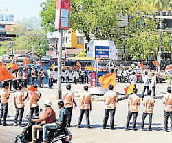 Youth Voice Out: Demanding framing of guidelines for private universities, ABVP activists formed a human chain at Bunts Hostel Circle in Mangalore, on Monday. DH Photo