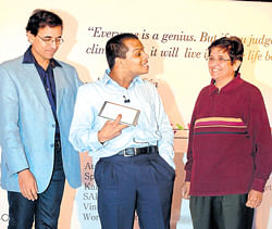 Achiever: IndusInd Bank associate manager Siddharth Jayakumar interacts with former IPS officer Kiran Bedi at an event in Bangalore on Monday. Cricket commentator Harsha Bhogle looks on. DH PHoto